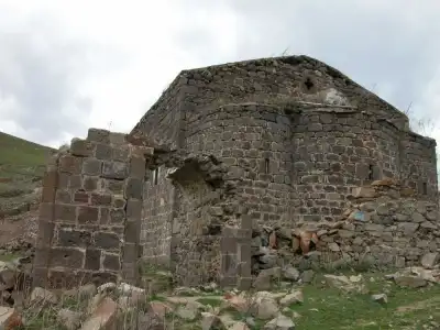 Yağlıdere Kırkharman Kilisesi harabe duvarları ve çöküntüler