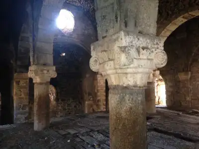 Yağlıdere Kırkharman Kilisesi iç sütun başlığı dönem işçiliği