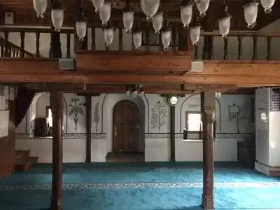 Yağlıdere Tekkeköy Cami iç mekanda ahşap minber