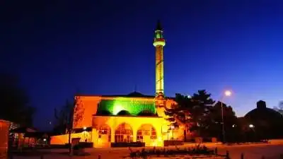 Yağlıdere Tekkeköy Cami dağ yamacında yer alan yapısı