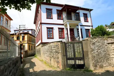 Zeytinlik Semti kırmızı beyaz boyalı iki katlı binası