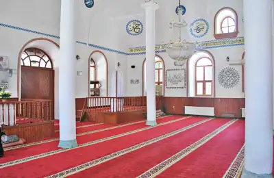 Abdülgaffar Camii iç mekan kırmızı halı ve sütunlar