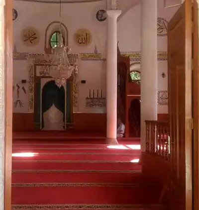 Abdülgaffar Camii minare ve taş duvar sokak görünümü