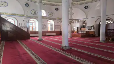 Abdülgaffar Camii iç mekan geniş açı kırmızı halı detay