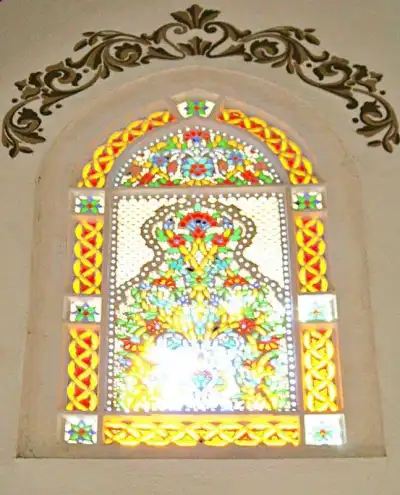 Ada Camii iç dekorasyonunda renkli çiçek motifi