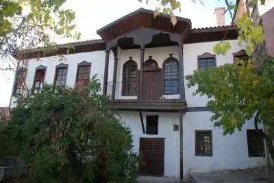 Ada Camii avlusunun döşeli taş zemini