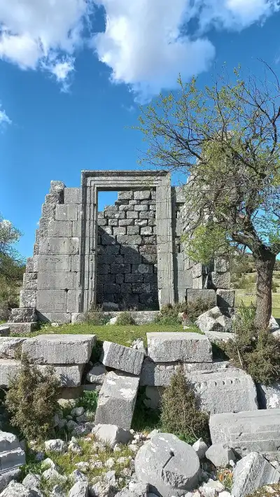 Adada Antik Kenti kapı girişi ve antik duvarlar
