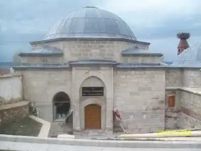 Akmescit Çeşmesi kubbe ve giriş kapısı görünümü