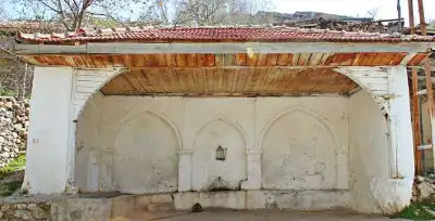 Akmescit Çeşmesi üç kemerli taş cephe detayı
