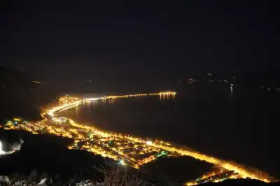 Akpınar Köyü Seyir Terası gece aydınlatması ile işıklı kıyı