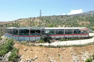 Akpınar Köyü Seyir Terası yeşil ormanlar arasındaki gölün turkuaz suları