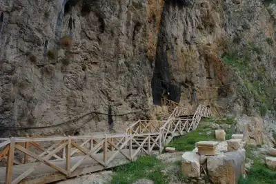 Aksu Zindan Mağarası ahşap yürüyüş yolu açık hava
