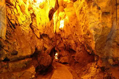 Aksu Zindan Mağarası kalın altın renkli stalagmitler