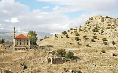 Alaaddin Camii minaret ve harap kaleler arasında dağ yamacında