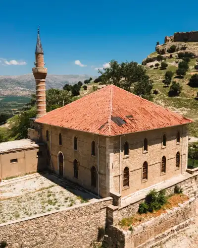 Alaaddin Camii turuncu çatı ve minaretiyle geniş vadiye hakim