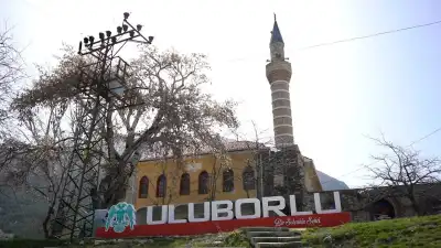 Alaaddin Camii gözlüklü minareti ve turuncu çatısı dağ zirvesinde