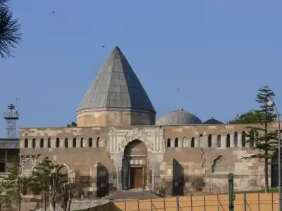 Alaaddin Camii hava görüşü modern şehir ve yeşil ormana bakan