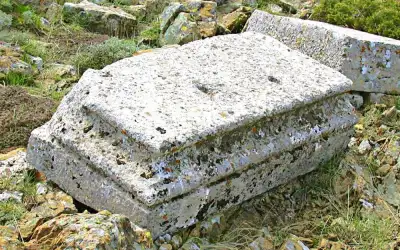 Anaboura Harabesi kazı alanında rölyefli taş blok detayı