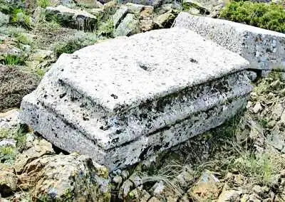 Anaboura Kalesi bölgesinde bulunan eski dönem taş sarcophagus