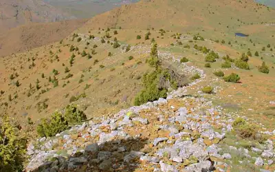 Anaboura Kalesi eteklerindeki dağ yamaçında beyaz taş yığını