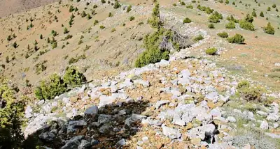 Anaboura Kalesi yakınındaki dağ zirvesine uzanan eski taş duvarı