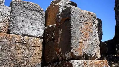 Antiokheia Antik Kenti Roma Hamamı heykelli taş bloklar