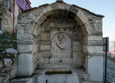 Aslanlı Çeşme kemeri ve aslan başı kabartması detayı