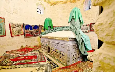 Atabey Ertokuş Kümbeti iç mekanda türbe ve kılıflı sanduka
