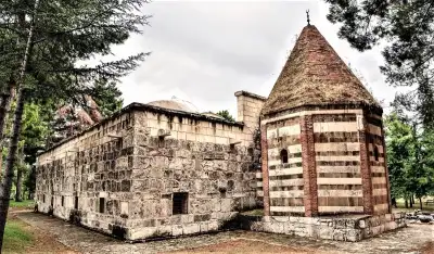 Atabey Ertokuş Kümbeti kırmızı tuğlalı konikalı kubbe mimarisi