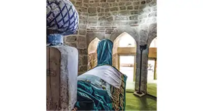 Atabey Ertokuş Kümbeti iç mekan nisler ve türbelerin genel görünümü