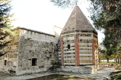 Atabey Ertokuş Kümbeti