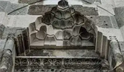 Atabey Sinan Camii (Kurşunlu Camii) iç mekanda dekoratif taş detayı