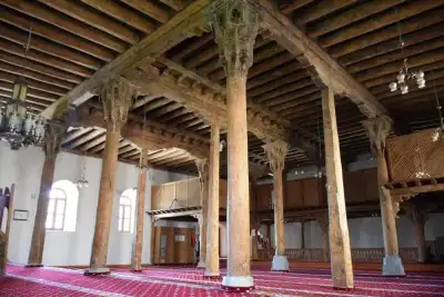 Avşar Camii iç mekan ahşap sütunlar ve halı