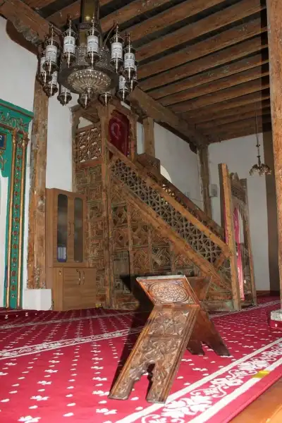 Avşar Camii orijinal ahşap minber ve merdivenler