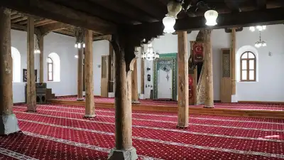 Avşar Camii geniş namaz alanı sütunlar arası
