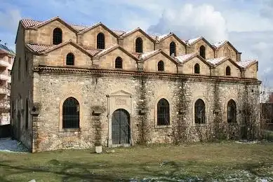 Aya Georgios Kilisesi ağaç gölgesinde harabe