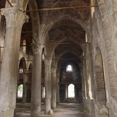 Aya Payana Kilisesi (Baniya Kilisesi) iç nef kemerli sütunlar