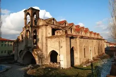 Aya Payana Kilisesi su kenarında harap kalıntıları