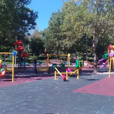 Ayazmana Mesireliği çocuk oyun alanında renkli oyun ekipmanları