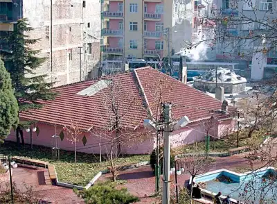 Bey Hamamı pembe çatısı ve avlu alanı