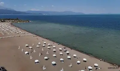 Beyşehir Gölü ve Çevresi sahil piknik alanı, şemsiyeler