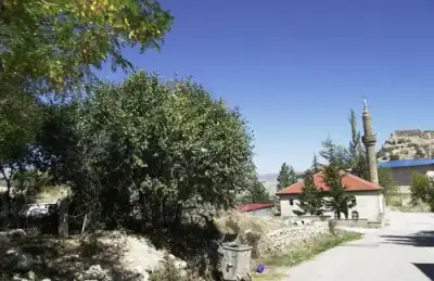 Bülbül Camii (Alemdar Camii) iç mekanda sütunlar ve pencereler