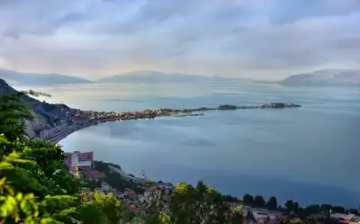 Can Ada sahil kasabası göl manzarası