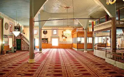 Çeşnigir Paşa Camii iç mekânı, halı ve sütunlar