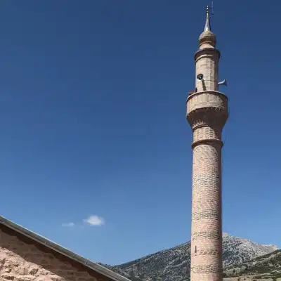 Çeşnigir Paşa Camii taş minare açık mavi gökyüzüne karşı