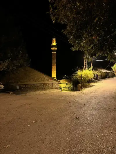 Çeşnigir Paşa Camii minaresi gece aydınlatması altında