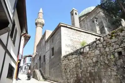 Çeşnigir Paşa Camii taş yapısı ve minare yakın çekim