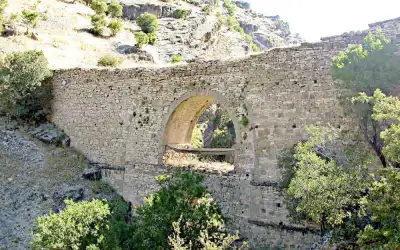 Cirimbolu Köprüsü ve Su Kemeri taş yapı yakından