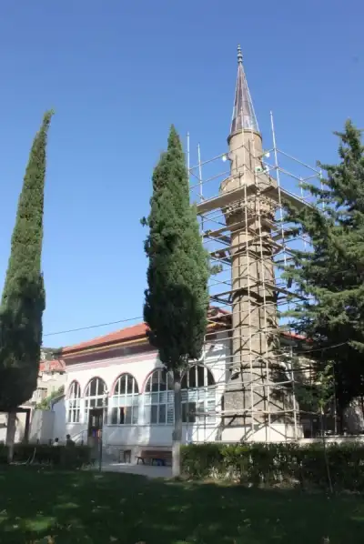 Dalboyunoğlu Camii minare ve beyaz cephe yan açı