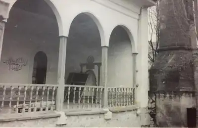 Dalboyunoğlu Camii taş duvarlar ve minaresi ön cephe